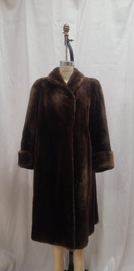 Manteau de fourrure marron foncé