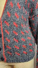 Cardigan gris et rouge