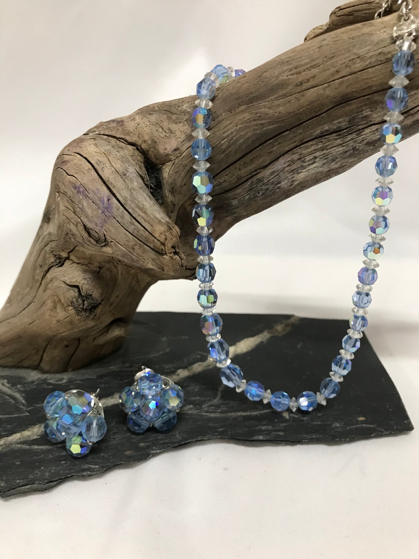 Ensemble bijoux en perles de verre bleues pâles