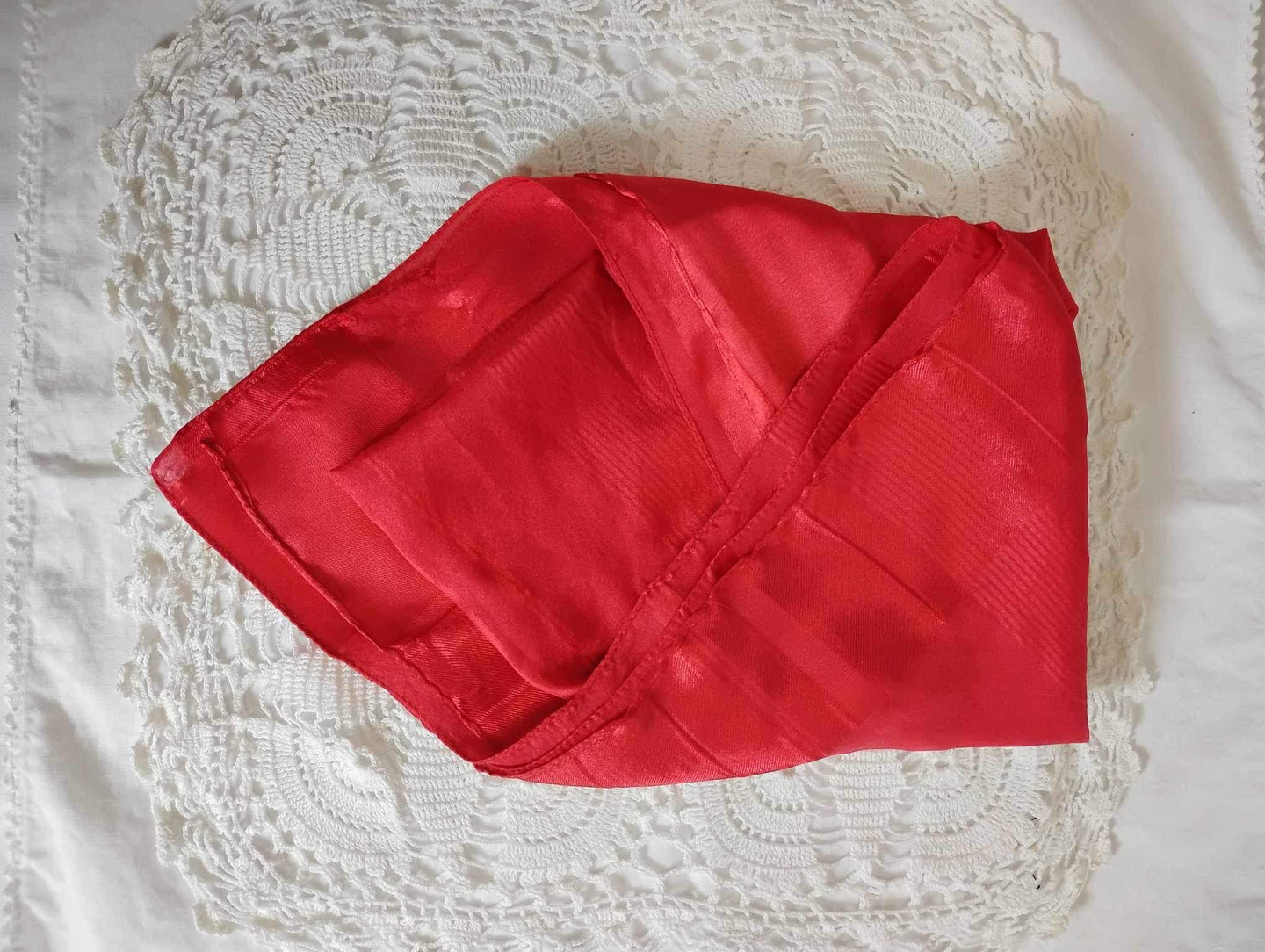 Foulard carré satin rouge