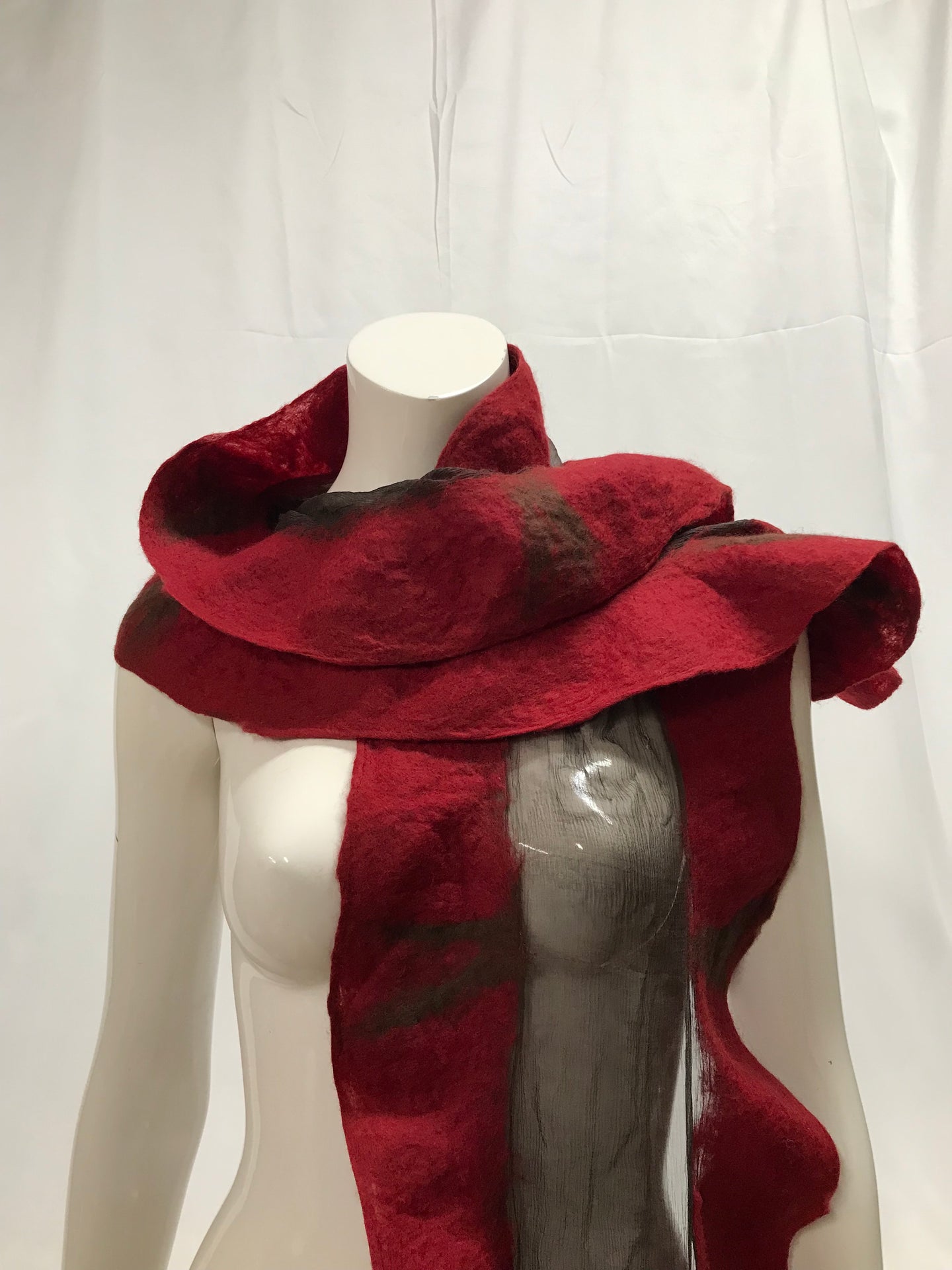 Foulard de laine tuffetée rouge