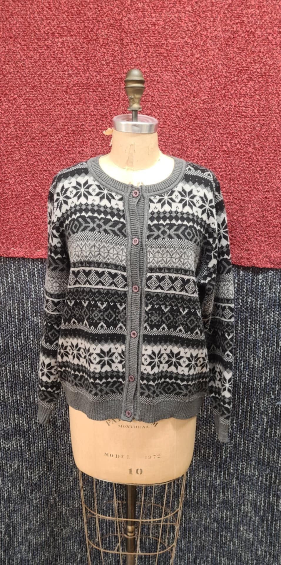 Cardigan noir et gris à motifs hivernaux