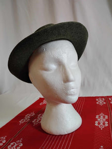 Chapeau de laine feutré gris