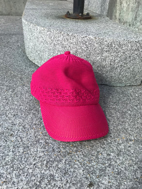 Casquette crochetée fuchsia