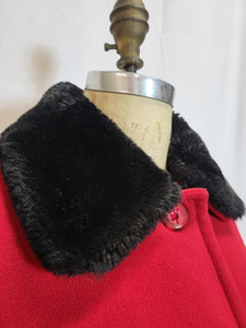 Manteau rouge col faux fur noir