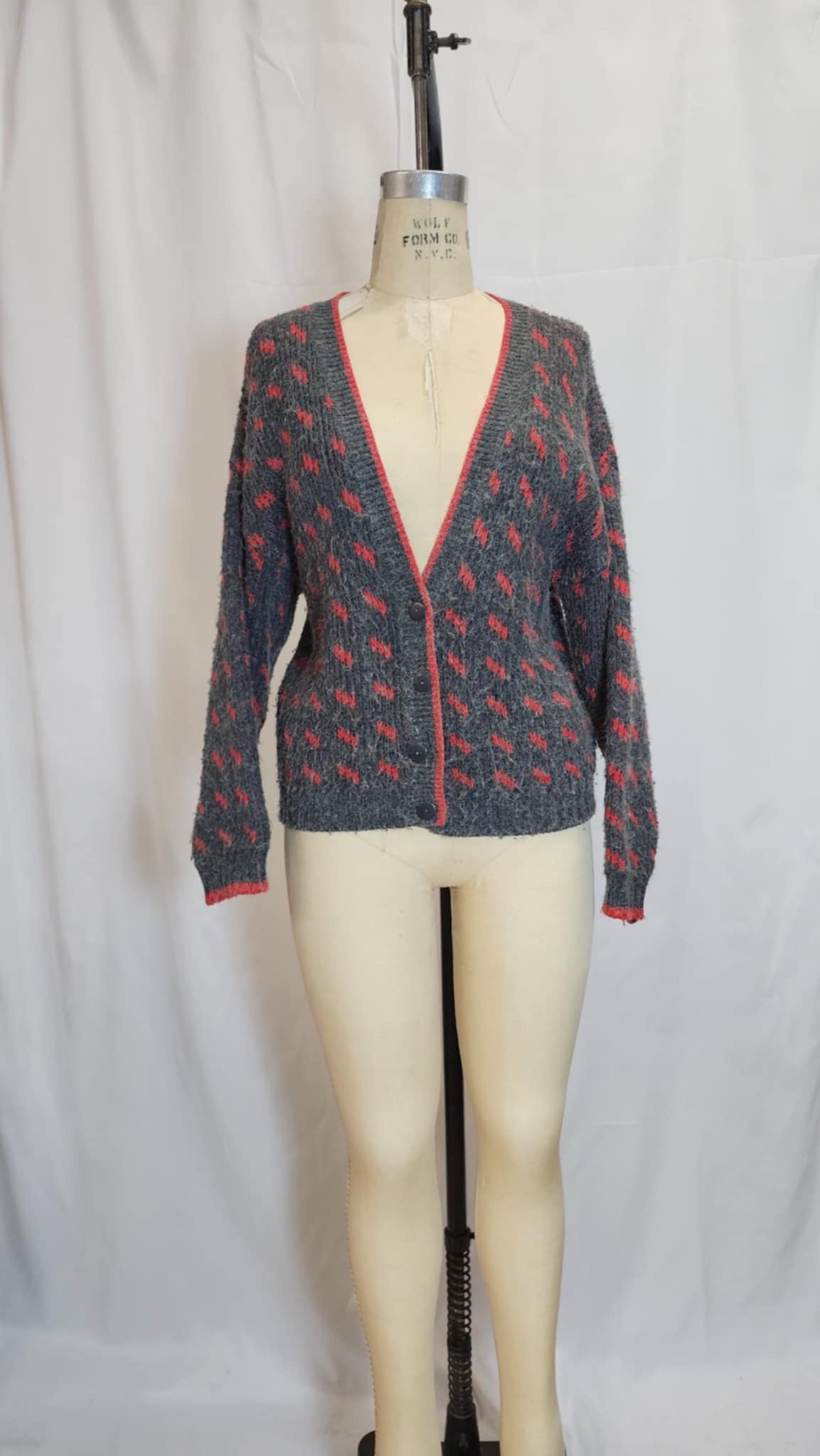 Cardigan gris et rouge