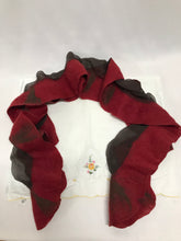 Foulard de laine tuffetée rouge