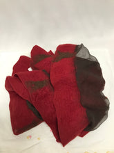 Foulard de laine tuffetée rouge