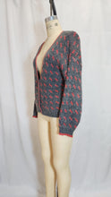 Cardigan gris et rouge