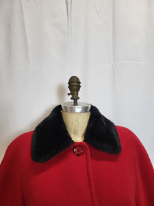 Manteau rouge col faux fur noir