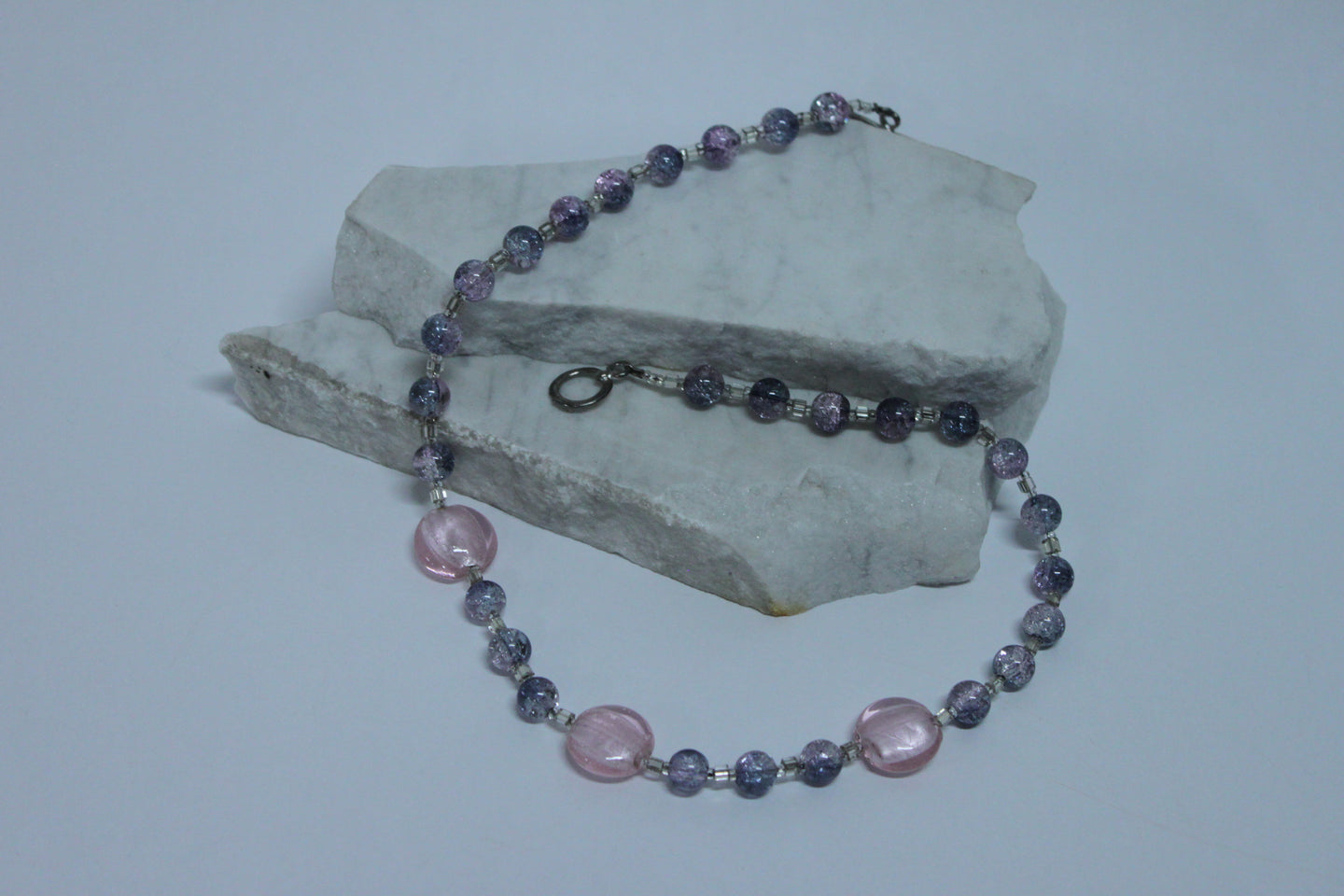 Collier billes de verre mauves et roses