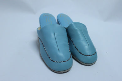 Pantoufles cuir bleu poudre